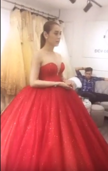 Lộ clip thử váy cưới siêu lung linh của Lâm Khánh Chi đốn tim fan Lộ clip thử váy cưới siêu lung linh của Lâm Khánh Chi đốn tim fan